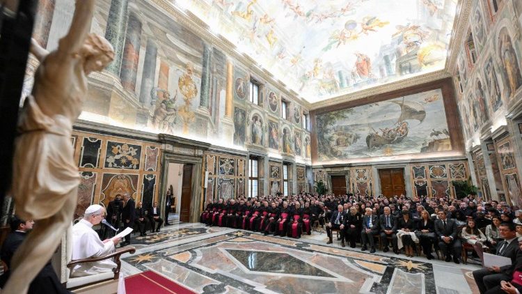 Påvens möte med deltagarna i kursen organiserad av äktenskapsdomstolen Rota Romana