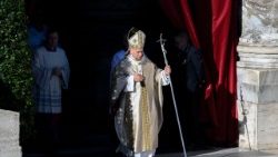 Papež Lev XIV. vychází z baziliky sv. Petra, 23. listopadu 2025