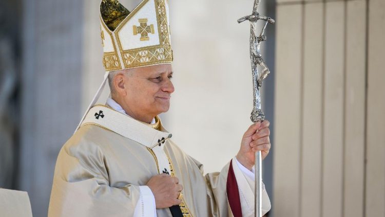 Le Pape Léon XIV place Saint-Pierre. 