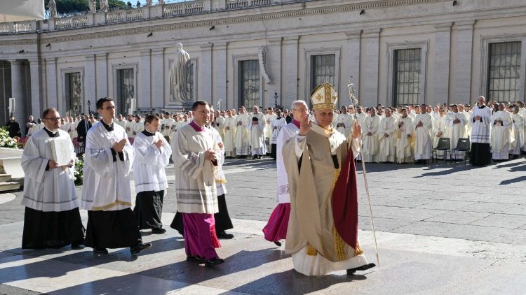 Leone XIV all'arrivo sul sagrato della basilica vaticana