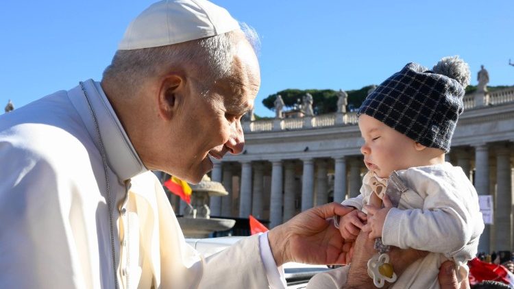 Il Papa mentre benedice un bambino