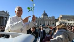 Papež Lev XIV. zdraví shromáždění v závěru mši svaté pro sboristy a hudebníky, Slavnost Krista Krále, 23. listopadu 2025