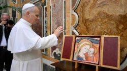 O Papa abençoa uma imagem da Mãe do Bom Conselho doada pelos peregrinos da Letônia