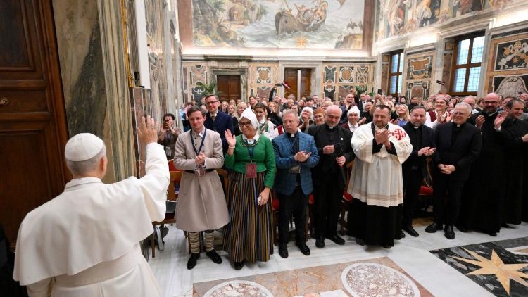 Le Pape saluant les pèlerins de Lettonie