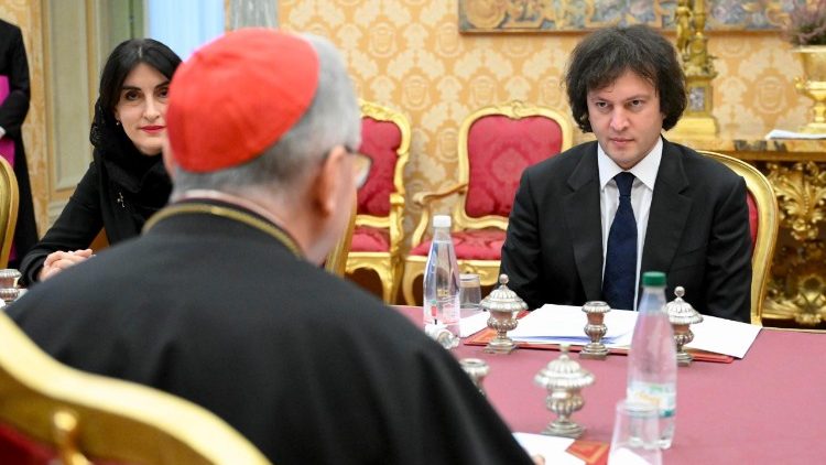 Waziri Mkuu wa Giorgia akiwa kwenye Ofisi ya Katibu Mkuu wa Vatican.