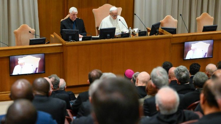 Papa akizungumza na Watawa