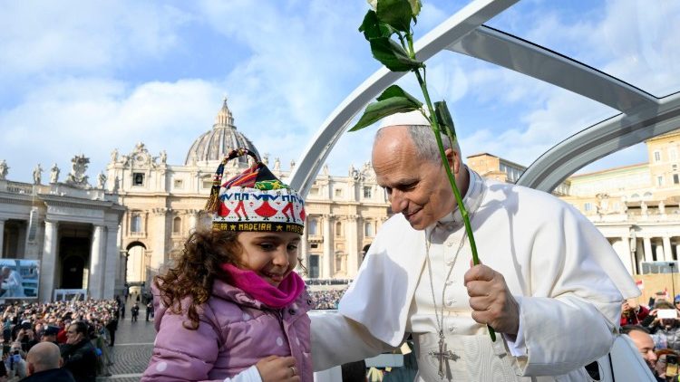 Leone XIV mentre riceve una rosa