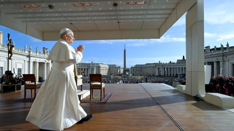 Il Papa mentre raggiunge il centro del sagrato della basilica vaticana