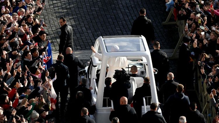 Leone XIV mentre saluta i fedeli