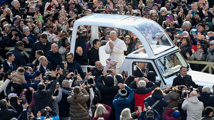 Papež pozdravlja množico