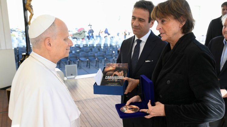 Il Papa con i produttore del docufilm su Caravaggio