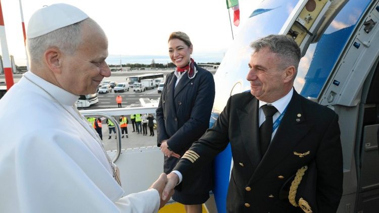 El saludo del Papa al comandante de vuelo