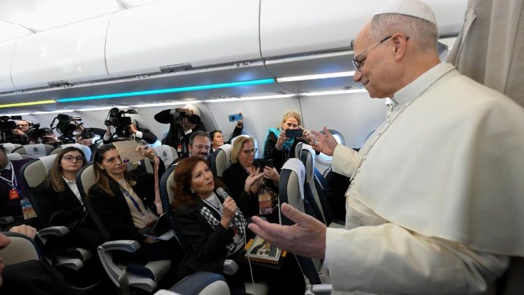 Papież rozmawia z dziennikarzami na pokładzie samolotu