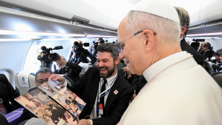 Il collage di foto donate al Papa