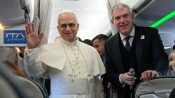 Il Papa all'interno dell'aereo che lo ha portato ad Ankara parla ai giornalisti presenti