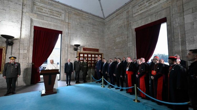 2025.11.27 Viaggio Apostolico in Turkiye - Visita al Mausoleo di Ataturk