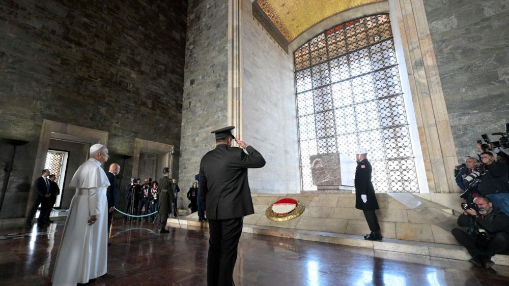 El Santo Padre en el mausoleo de Ataturk el jueves 27 de noviembre de 2025 por la mañana 