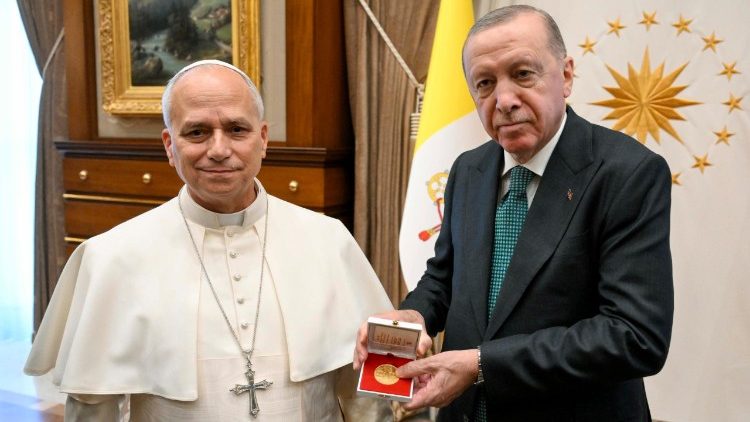 Papież i prezydent Turcji z pamiątkowym medalem