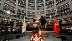 Đức Thánh Cha Lê ô XIV phát biểu tại Thư viện quốc gia của Thổ Nhĩ Kỳ, ngày 27.11.2025.