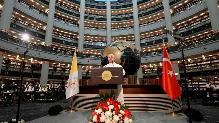 Đức Thánh Cha Lê ô XIV phát biểu tại Thư viện quốc gia của Thổ Nhĩ Kỳ, ngày 27.11.2025.