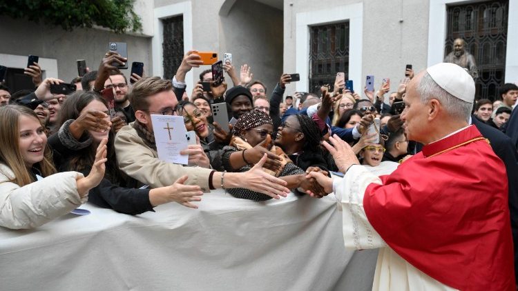 ርዕሠ ሊቃነ ጳጳሳት ሊዮ 14ኛ በኢስታንቡል ከምዕመናን ጋር ሰላምታ ሲለዋወጡ