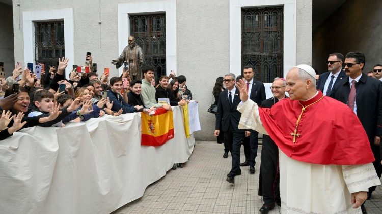 Tłumy już od rana czekały na Papieża przy katedrze Ducha Świętego