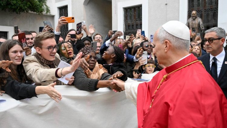 Il Papa mentre saluta un gruppo di giovani
