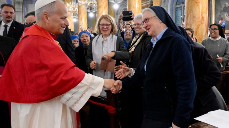 Il Papa mentre saluta alcune religiose
