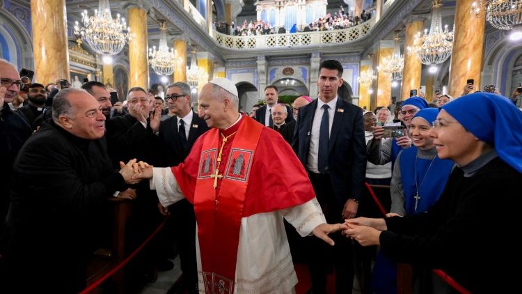 Il Papa tra sacerdoti e religiose
