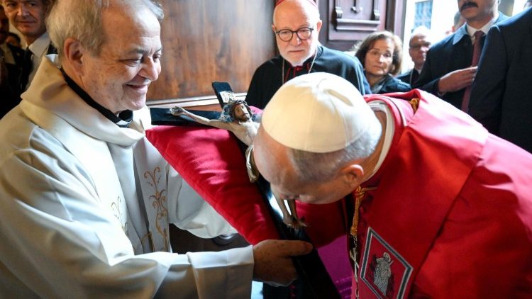 Leone XIV mentre bacia il Crocifisso