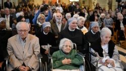 ርዕሰ ሊቃነ ጳጳሳት ሊዮ በኢስታንቡል የድሆች ታናናሽ እህቶች ማህበር የአረጋዊያን መጦሪያ ቤት በተገኙበት ወቅት 