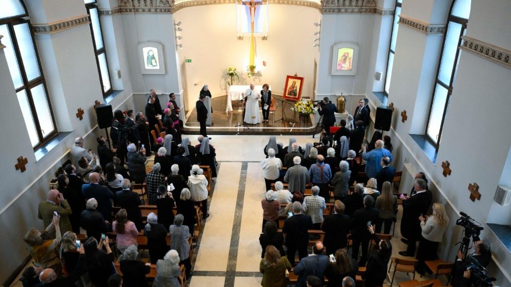 Lors de sa visite dans la maison de retraite des Petites Sœurs des Pauvres, ce vendredi 28 novembre 2025.