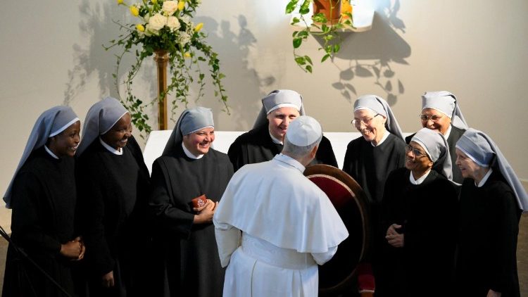 Il Papa con le Piccole Sorelle dei Poveri