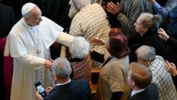 Lors de sa visite dans la maison de retraite des Petites Sœurs des Pauvres, ce vendredi 28 novembre 2025.