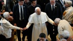 Pápež počas návštevy Domu Malých sestier chudobných v rámci apoštolskej cesty 