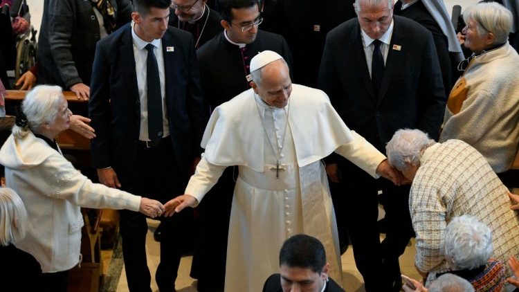 Leó pápa üdvözli az időseket