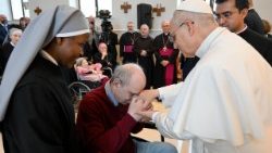 Popiežius Vargdienių mažųjų seserų seneliu namuose Istanbule