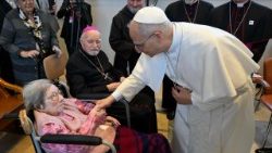 Picha mojawapo ya Papa kukutana na  Maskini wakati wa ziara yake ya kitume nchini Lebanon.