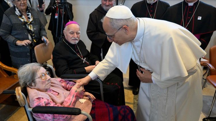 Picha mojawapo ya Papa kukutana na  Maskini wakati wa ziara yake ya kitume nchini Lebanon.