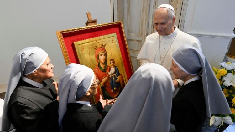 A Szentatya a nővérekkel