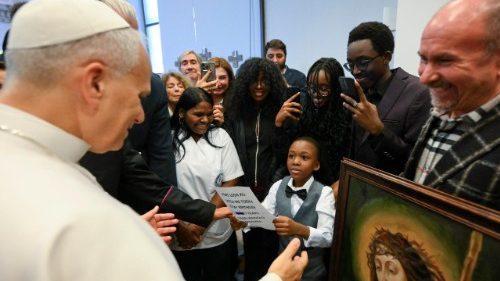 2025.11.28  Papa Leo akiwa Lebanono alitembea kituo cha makaribisho ya wazee  na wenye mahitaji.