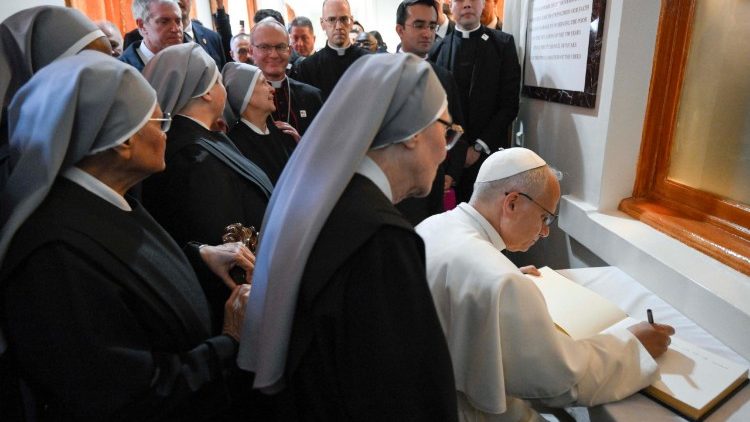 Popiežius palieka įrašą svečių knygoje