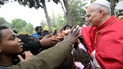 इस्तांबुल में पवित्र आत्मा महागिरजाघऱ के बाहर तुर्की काथलिकों से मिलते हुए संत पापा लियो 14वें