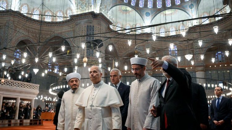 Pāvests apmeklē Zilo mošeju - arhitektoniskās elegances un harmonijas šedevru