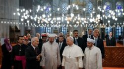 2025.11.29 Ziara ya Kitume ya Papa Leo XIV nchini Turkiye:kutembelea Msikiti wa Sultan Ahmed,Istanbul.