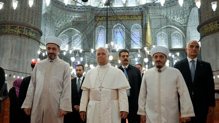 Le Pape dans la Mosquée Bleue d'Istanbul