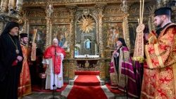 Papež Lev XIV. s konstantinopolským ekumenickým patriarchou Bartolomějem I.při modlitbě v patriarchální katedrále sv. Jiří 