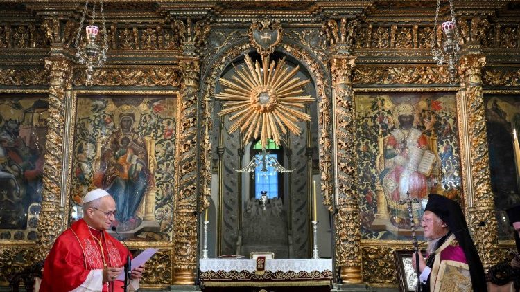 Papa Leone XIV e Bartolomeo I durante la Doxologia nella Chiesa patriarcale di San Giorgio