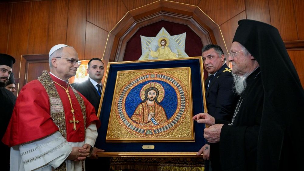 Échange de dons entre le Pape Léon XIV et le patriarche œcuménique de Constantinople, Bartholomée Ier, au Phanar, à Istanbul, le 29 novembre 2025.
