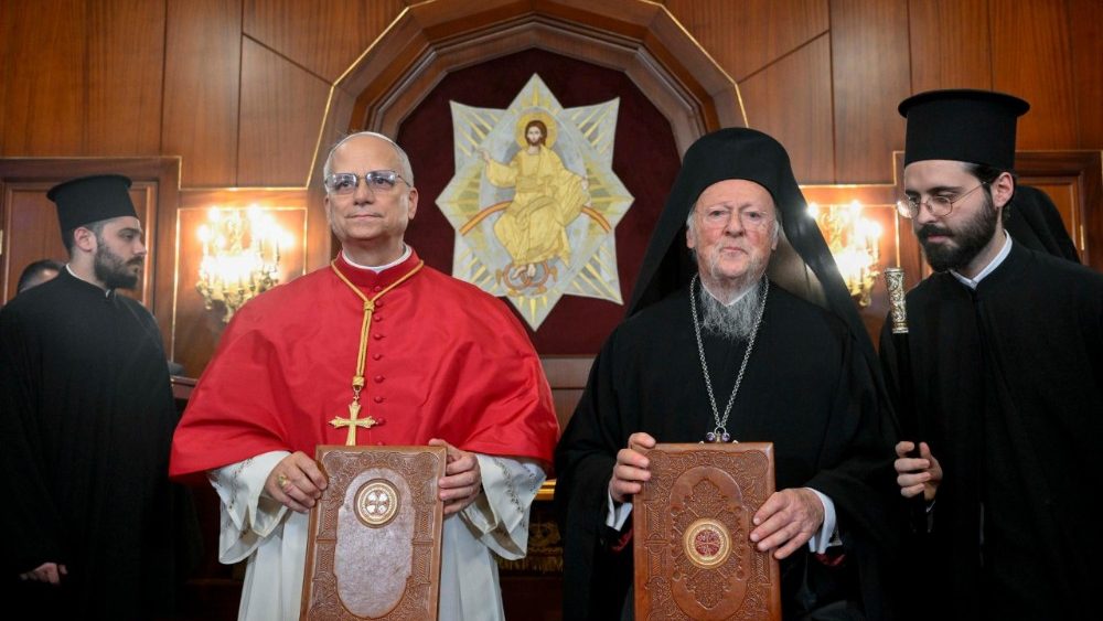 Échange de dons entre le Pape Léon XIV et le patriarche œcuménique de Constantinople, Bartholomée Ier, au Phanar, à Istanbul, le 29 novembre 2025.